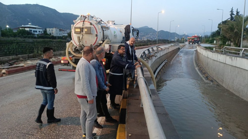 Hatay'da yaşanan selde mahsur kalan 75 kişi kurtarıldı