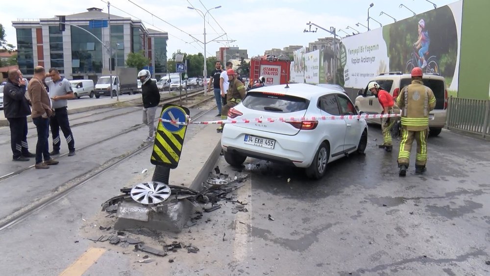 Bahçelievler'de tramvay otomobile çarptı: Yaralılar var