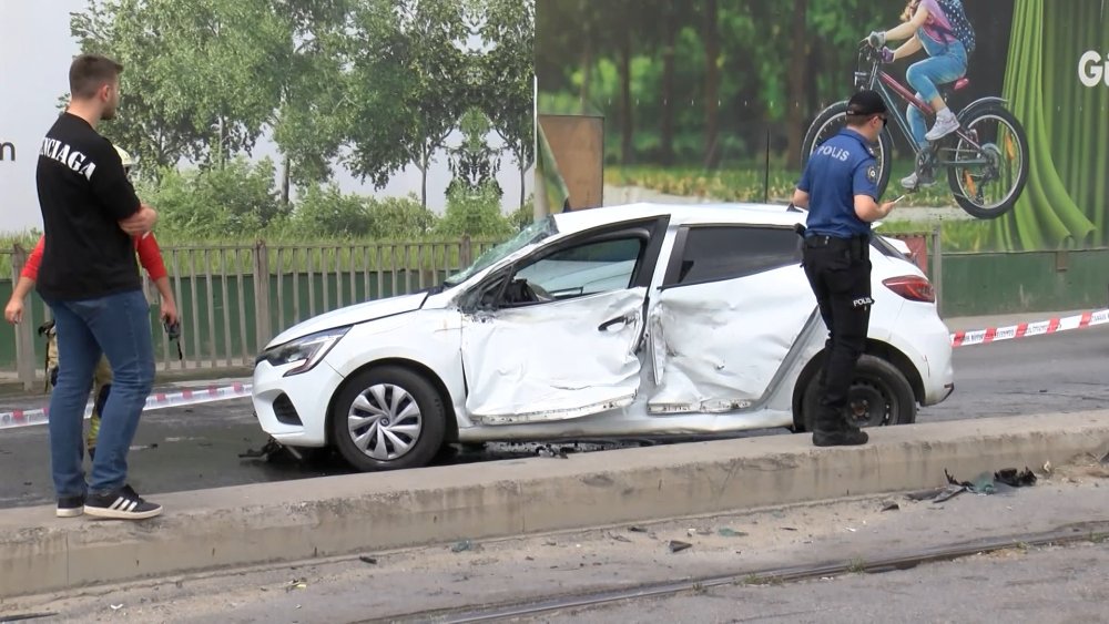 Bahçelievler'de tramvay otomobile çarptı: Yaralılar var