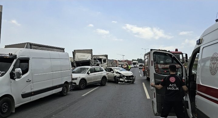 TEM Otoyolu'nu savaş alanına çeviren kaza: 10 araç birbirine girdi, yaralılar var