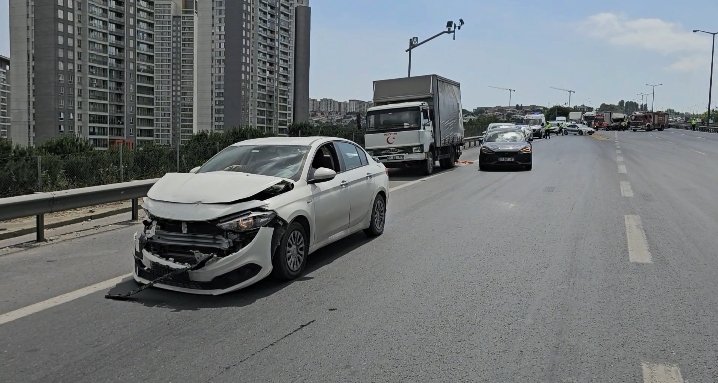 TEM Otoyolu'nu savaş alanına çeviren kaza: 10 araç birbirine girdi, yaralılar var