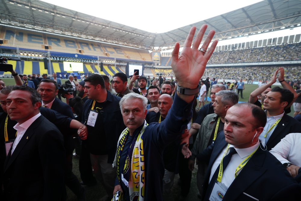 İmzalar atıldı, Fenerbahçe’nin yeni teknik direktörü Jose Mourinho oldu