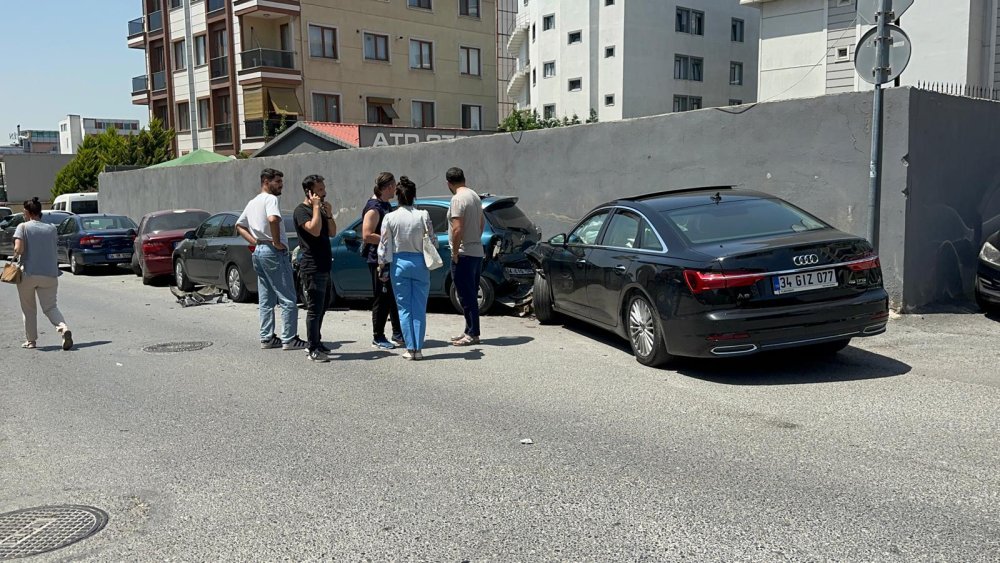 Ataşehir'de caddeyi savaş alanına çeviren kaza: Bir kişi son anda kurtuldu