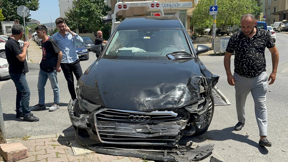 Ataşehir'de caddeyi savaş alanına çeviren kaza: Bir kişi son anda kurtuldu