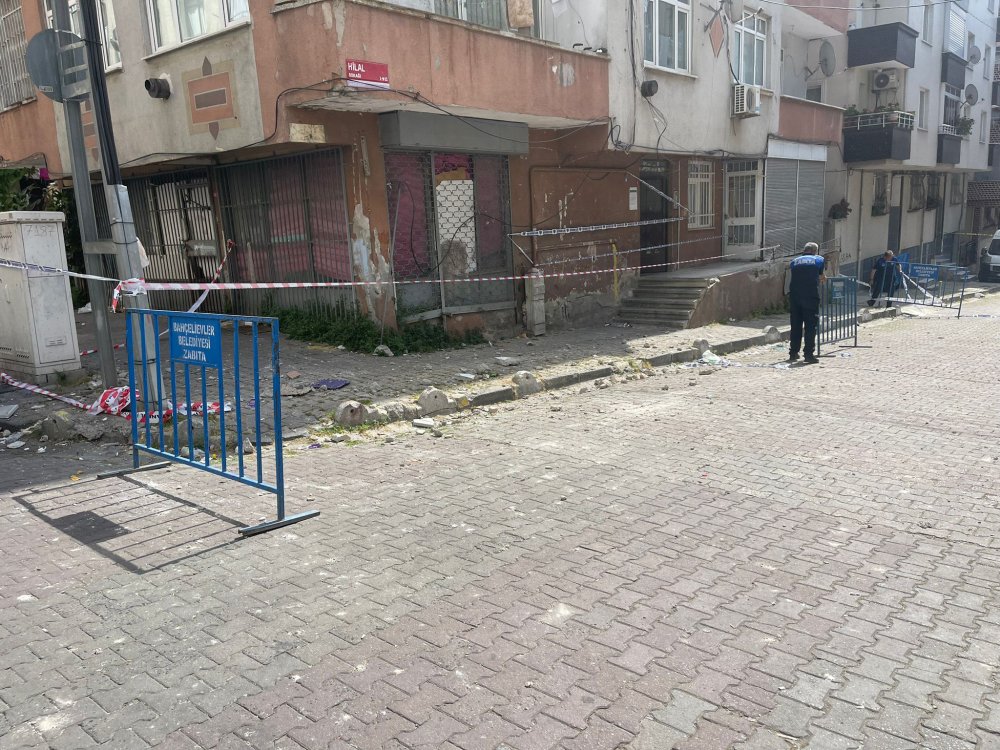 Bahçelievler'de 4 katlı binanın balkonu çöktü: Bina boşaltıldı