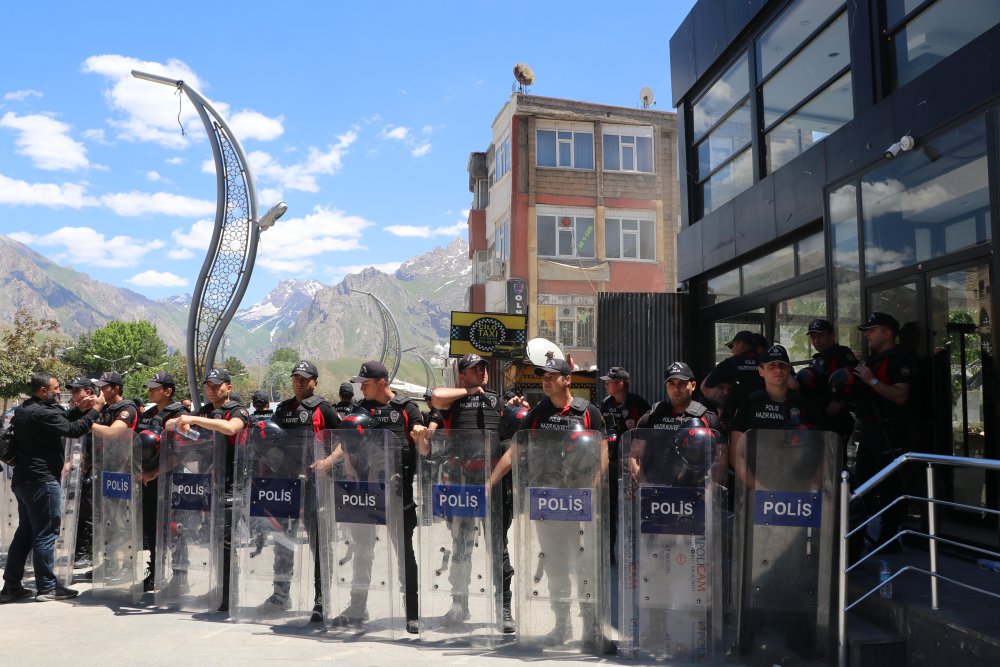 Hakkari'de kayyım protestosuna polis müdahalesi