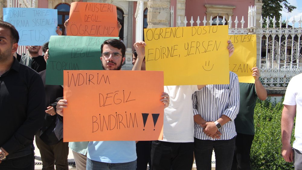 Trakya Üniversitesi öğrencileri toplu taşımadaki zammı protesto etti