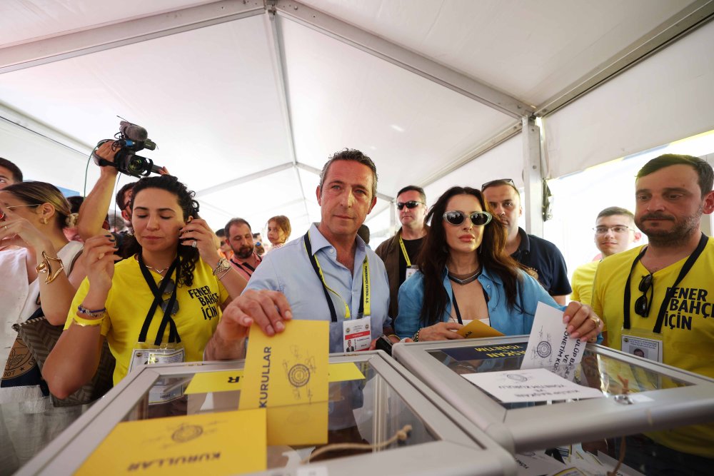 Fenerbahçe Başkanı ve başkan adayı Ali Koç, oyunu kullandı