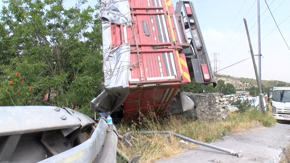 Başakşehir'de yokuş aşağı inen kamyon caminin bahçesine devrildi