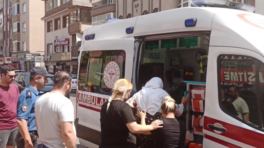 13 yaşındaki engelli kız annesini evde alıkoyup dövdü: Ters kelepçeyle ambulansa bindirildi