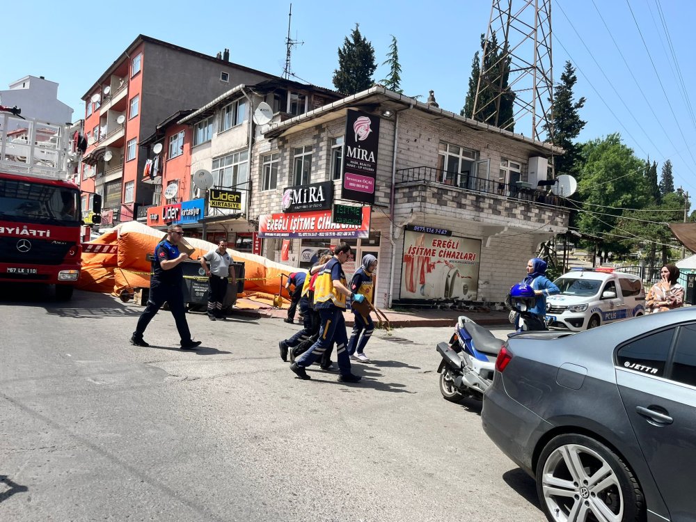 13 yaşındaki engelli kız annesini evde alıkoyup dövdü: Ters kelepçeyle ambulansa bindirildi