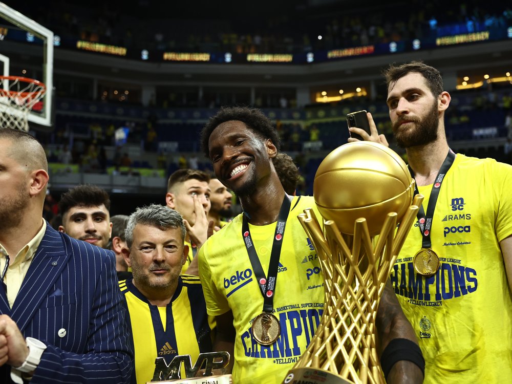 Fenerbahçe Beko şampiyonluk kupasını aldı