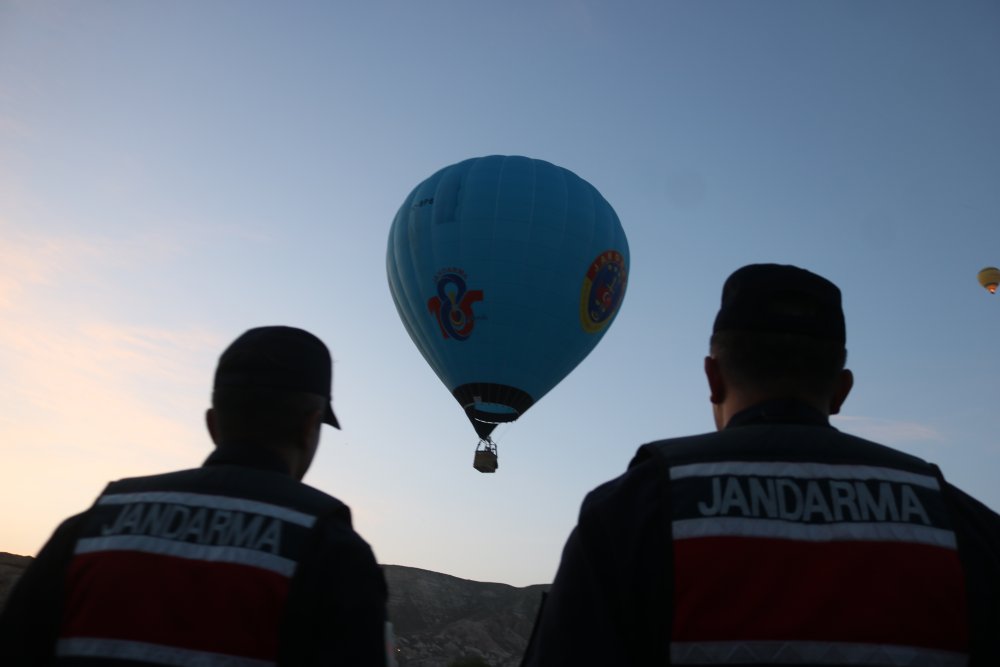 Jandarma'nın 185'inci kuruluş yılına özel Kapadokya'da balon havalandı