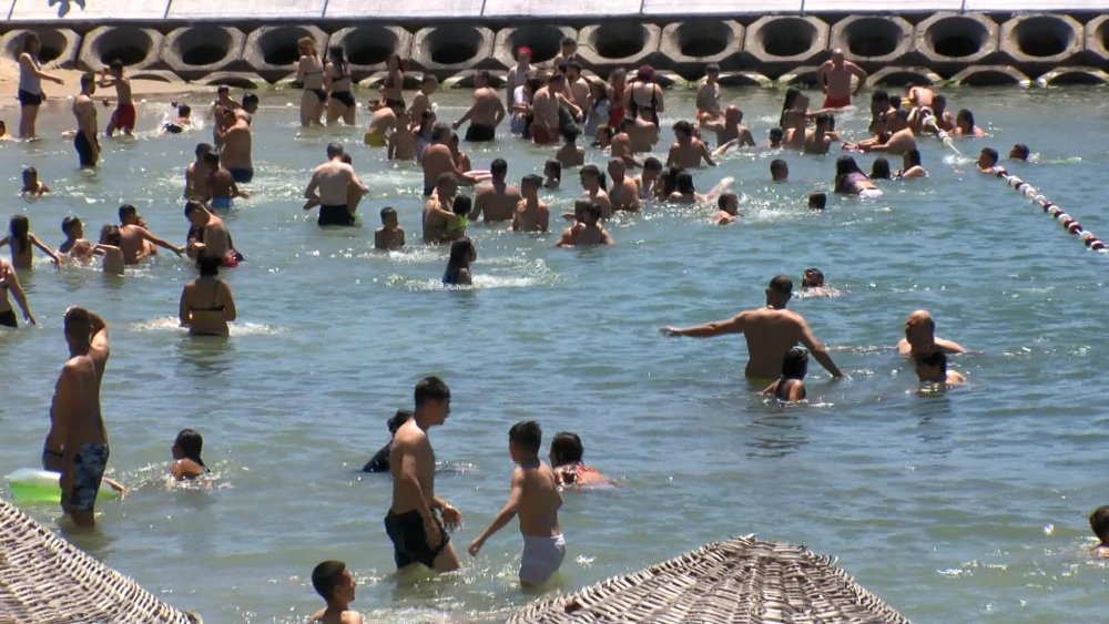 Kurban Bayramı'nın son gününde Caddebostan sahili doldu taştı