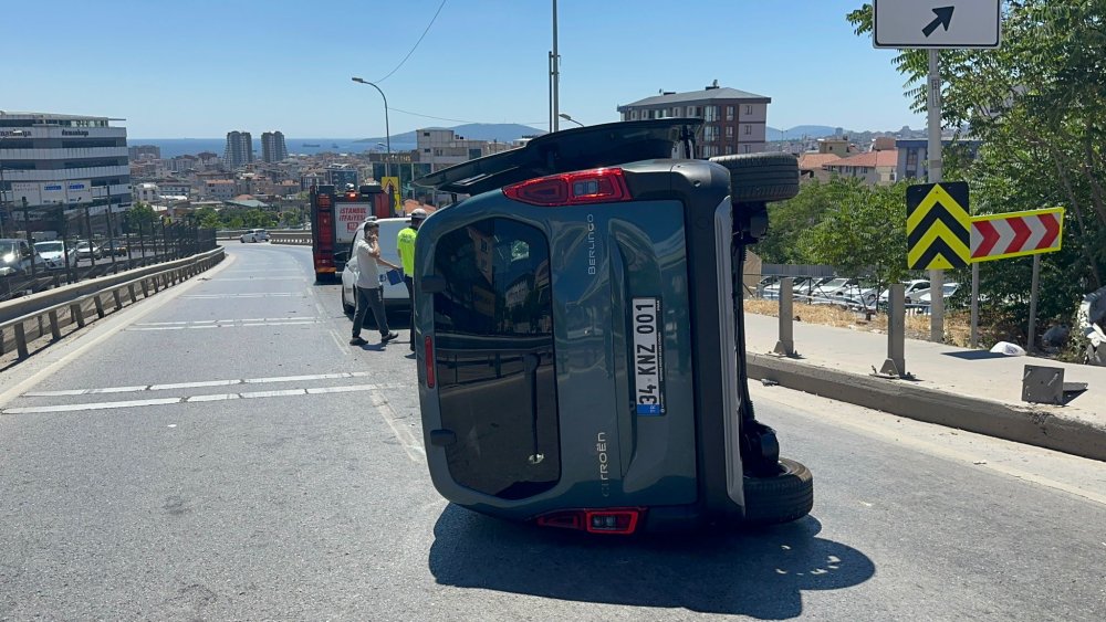 Pendik’te hafif ticari araç bariyere saplandı: 2 kişi yaralandı