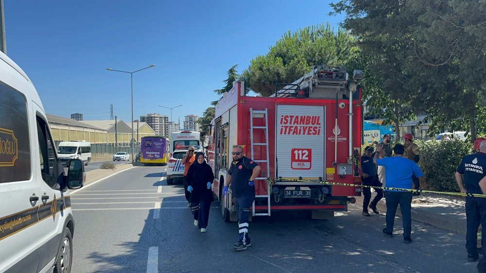 Pendik’te hafif ticari araç kaldırımda yürüyen yayaya çarptı