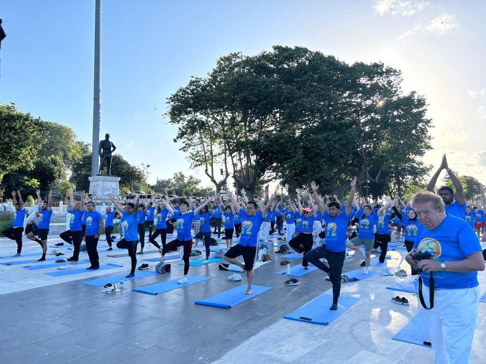 Yoga severler bugün Sarayburnu'nda bir araya geldi