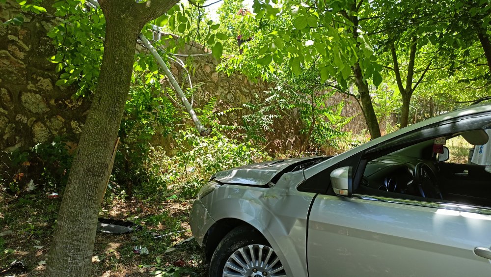 Kocaeli'de otomobil yol kenarındaki bahçeye uçtu