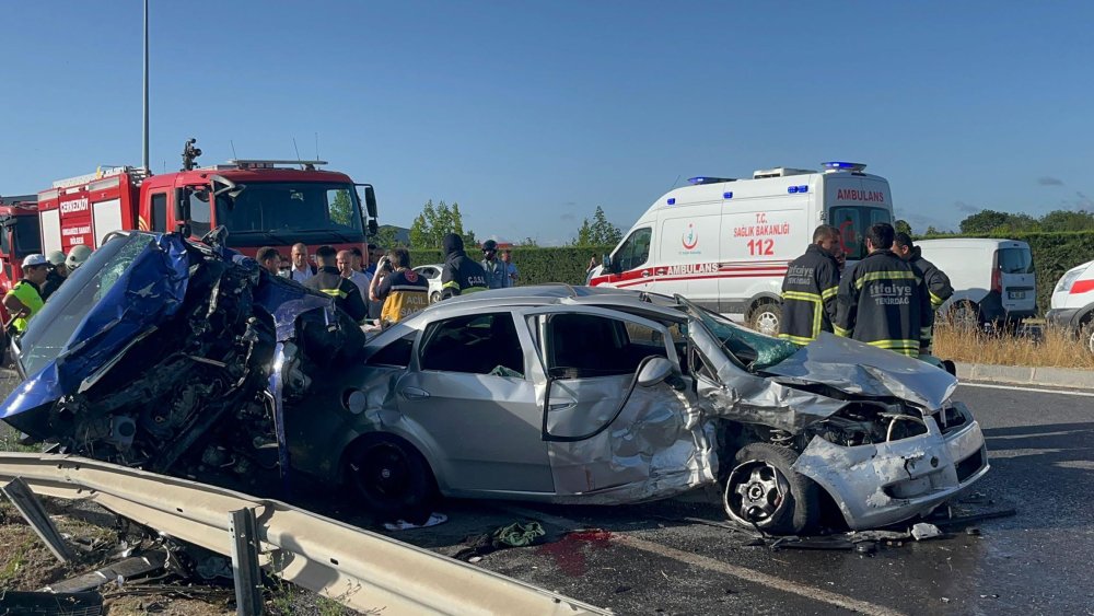 Çerkezköy'de iki otomobil kafa kafaya çarpıştı; yaralılar var