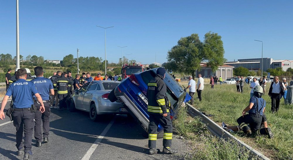 Çerkezköy'de iki otomobil kafa kafaya çarpıştı; yaralılar var