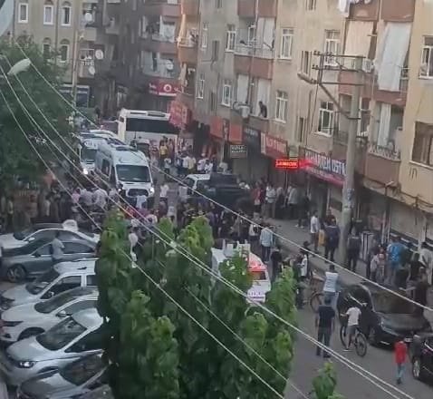 Tekme ve yumruklarla birbirine girdiler: Polis kavgayı ayırmak için havaya ateş açtı