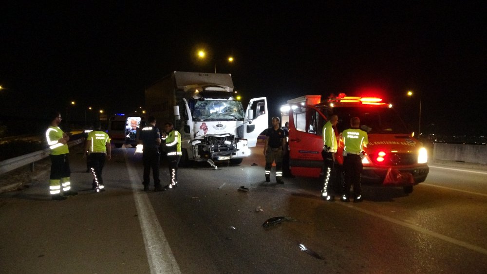 TIR'a çarpan kamyon sürücüsü araçta sıkıştı