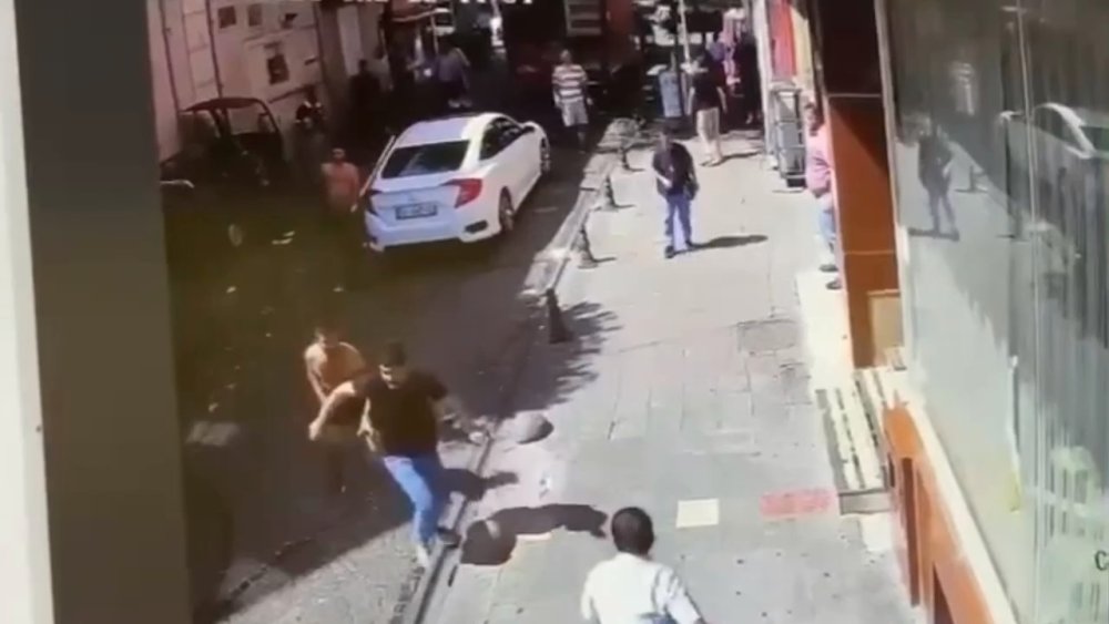 Kamyondan mal indiren işçilerle sürücü arasındaki kavga çıktı, 1 kişi bıçakla yaralandı