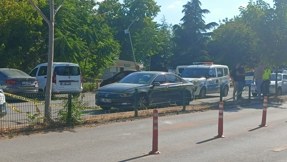 Dur ihtarına uymayan sürücü polise ateş açtı; 1 kişi yaralandı, 2 gözaltı