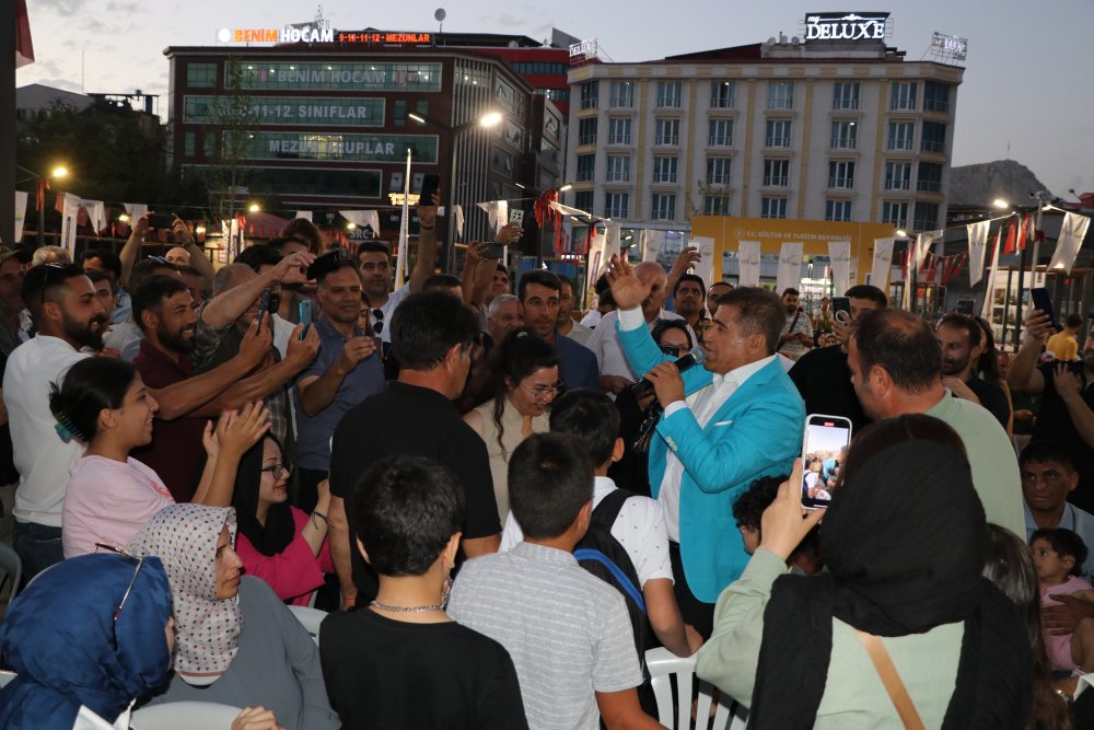 Van'da Aydın Aydın rüzgarı esti, konsere İranlı turistleri yoğun ilgi gösterdi