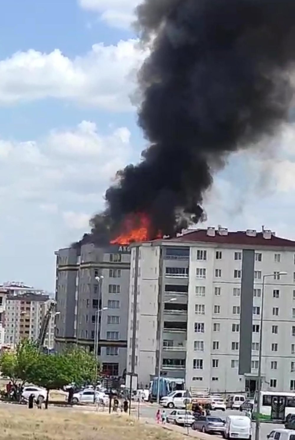 7 katlı binada çıkan yangından, itfaiye merdivenine atlayarak kurtuldu