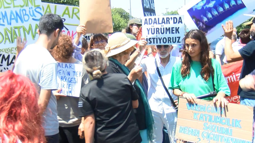 Adalar sakinlerinden Saraçhane'de minibüs protestosu