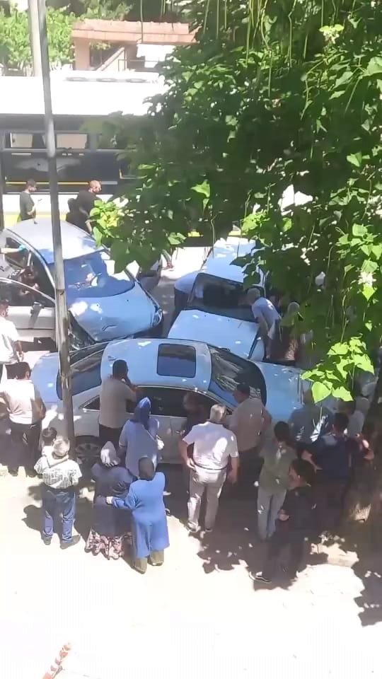 Bursa'da otomobiller kafa kafaya çarpıştı; 3 yaralı