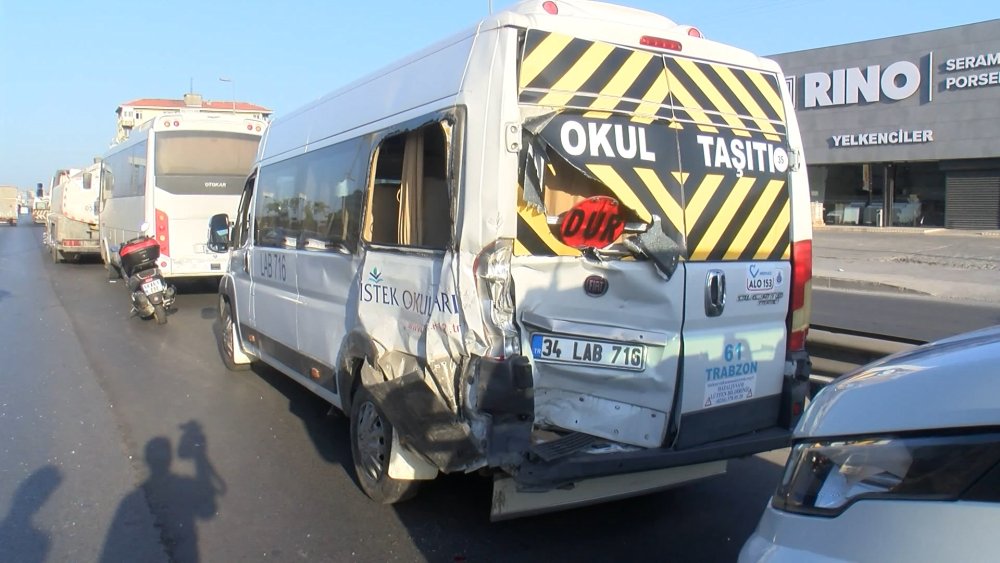 Küçükçekmece'de yol tartışması zincirleme kazaya neden oldu