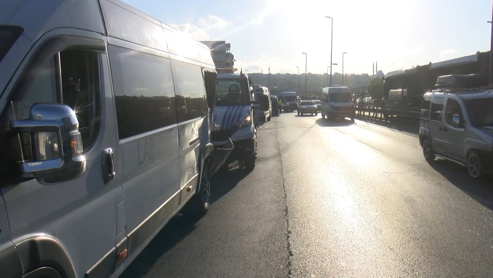 Küçükçekmece'de yol tartışması zincirleme kazaya neden oldu