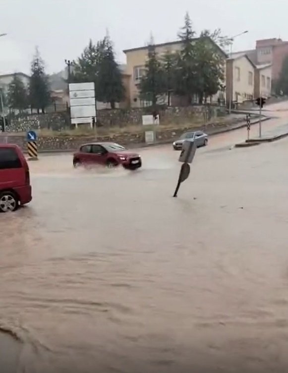 Bursa’yı sağanak vurdu! Caddeler göle döndü