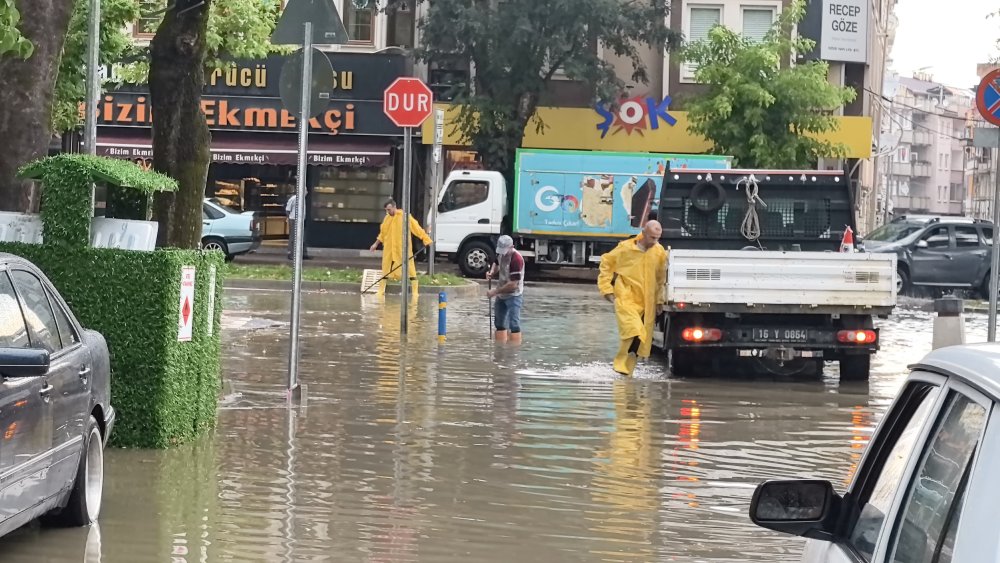 Bursa’yı sağanak vurdu! Caddeler göle döndü