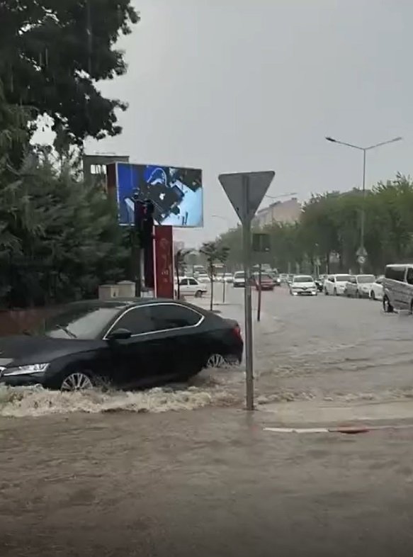 Bursa’yı sağanak vurdu! Caddeler göle döndü