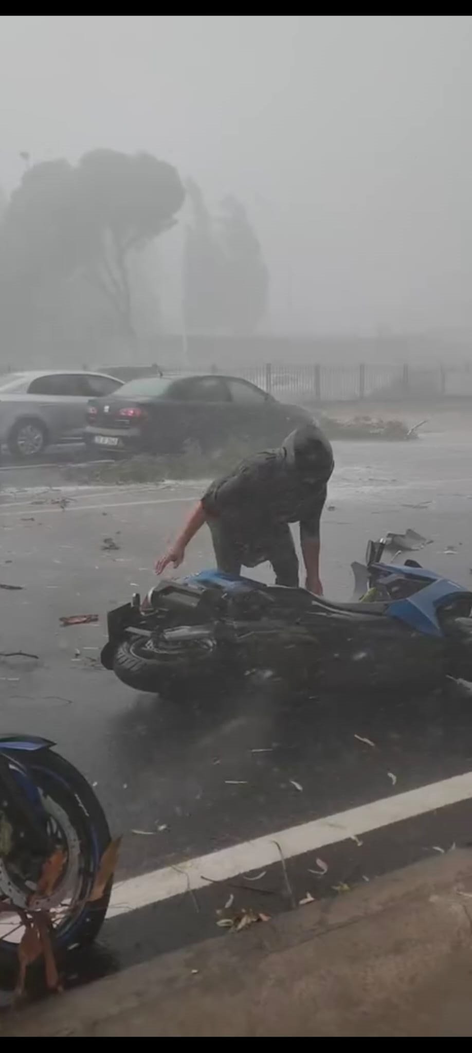 İzmir'de sağanak dehşet getirdi! Sokakta akıma kapılan 2 kişi öldü