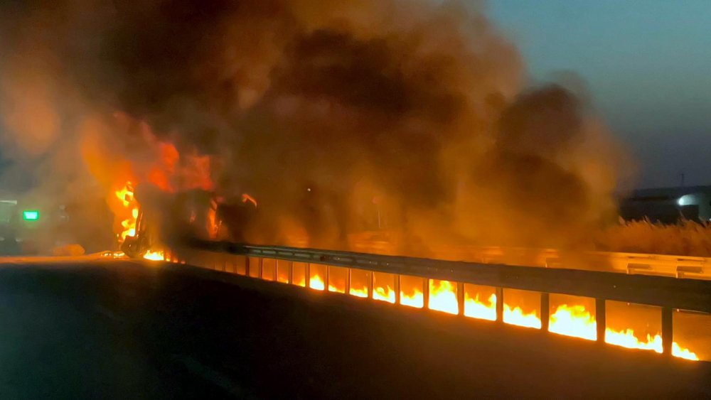 Edirne'de pamuk yüklü TIR alev alev yandı