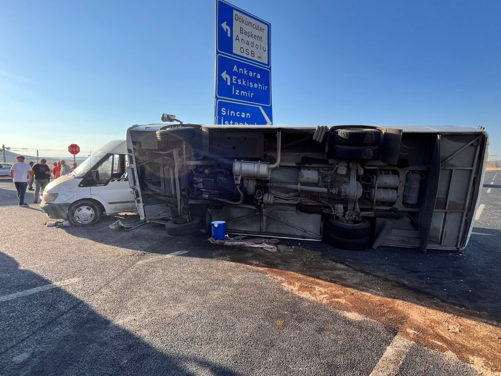 Ankara'da tarım işçilerini taşıyan otobüs ile minibüs çarpıştı; 1 ölü, 16 yaralı