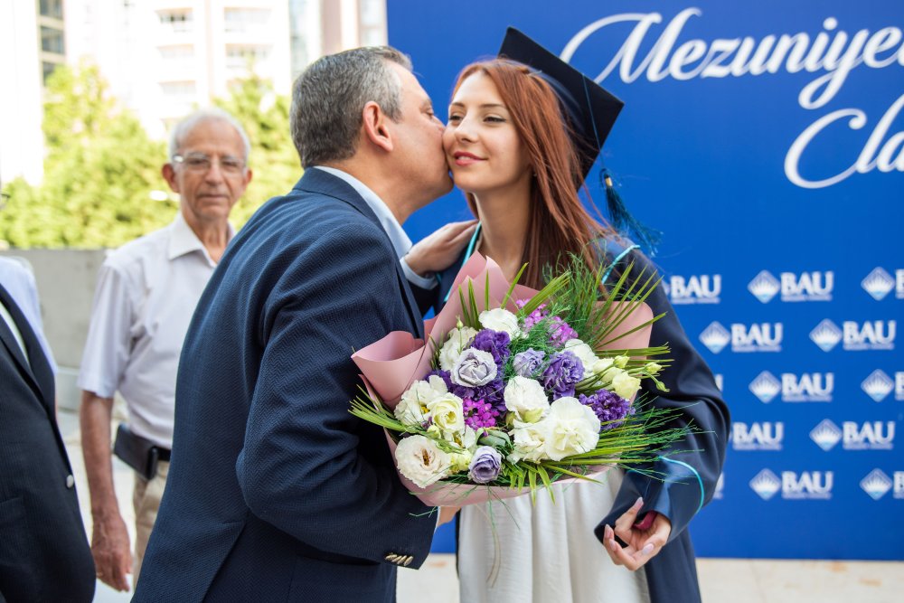 CHP lideri Özgür Özel kızı İpek Özel’in mezuniyet törenine katıldı