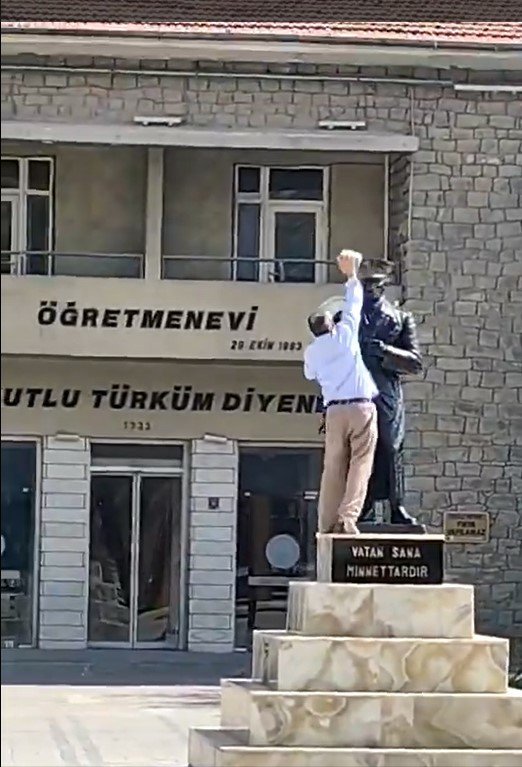 Elazığ'da Atatürk heykeline taşlı saldırı