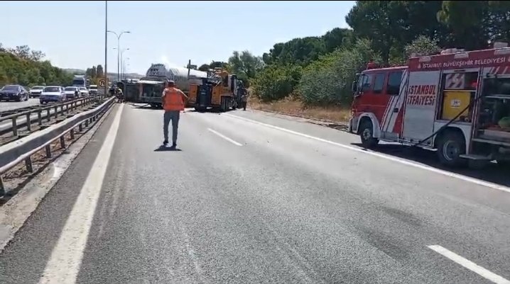 İstanbul Büyükçekmece'de yakıt tankeri devrildi; yol trafiğe kapatıldı