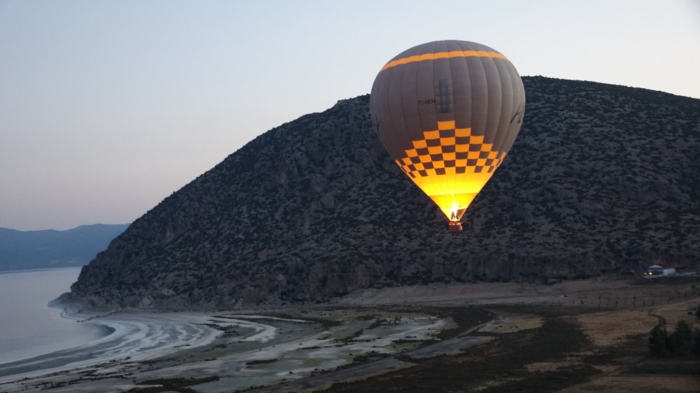 Salda Gölü'nü, sıcak hava balonlarıyla keşfettiler