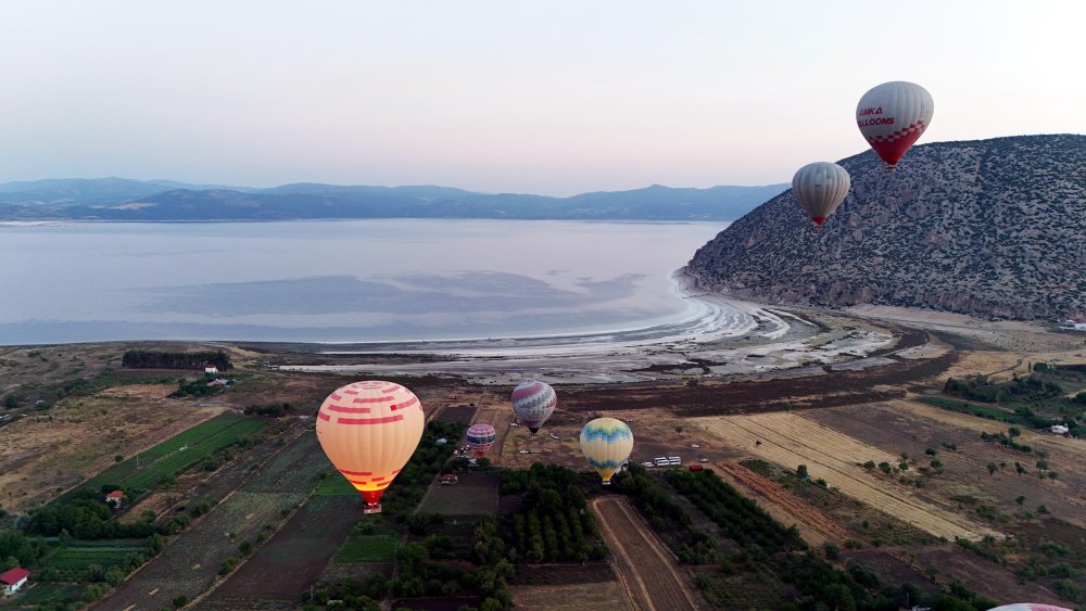 Salda Gölü'nü, sıcak hava balonlarıyla keşfettiler