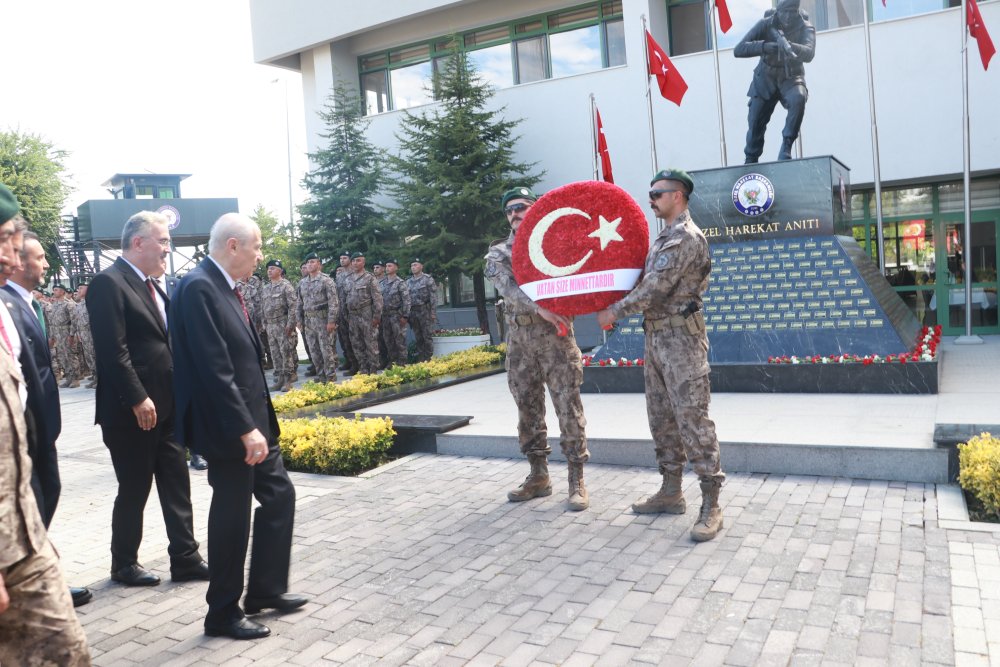 Bahçeli'den, 15 Temmuz'da bombalanan Özel Harekat Başkanlığı'na ziyaret