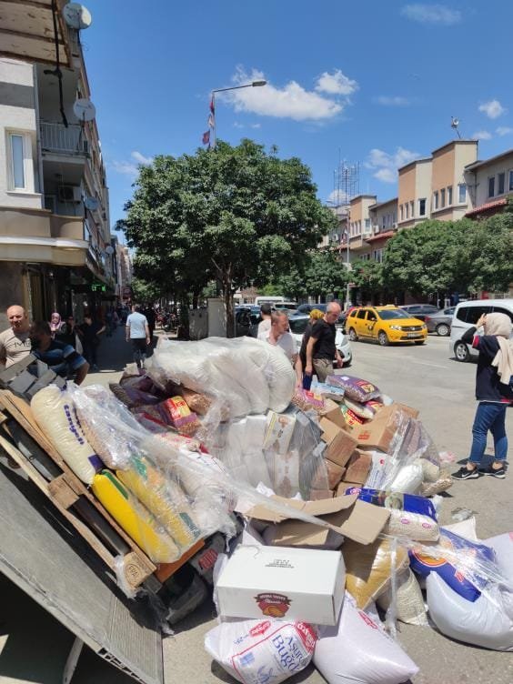 Paletle taşıdığı gıda ürünleri üzerine düşen işçi yaralandı