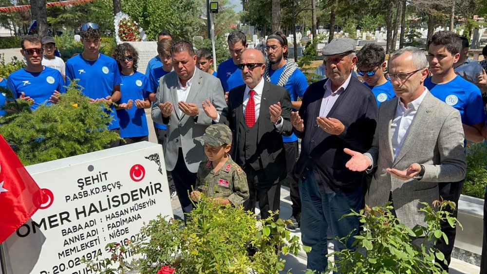 Zekai Aksakallı'dan Ömer Halisdemir'in mezarına ziyaret