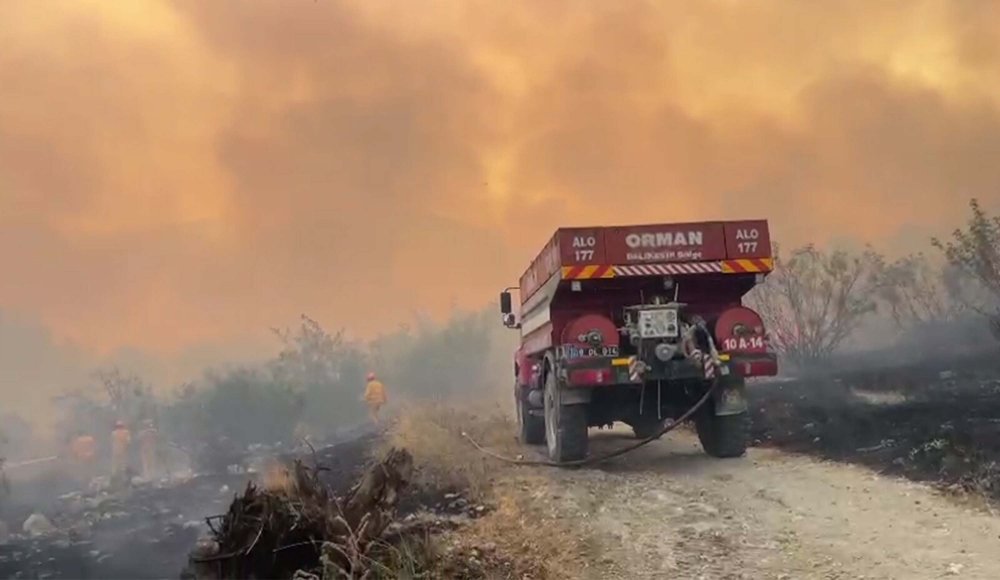 Balıkesir’de orman yangını çıktı, olay yerine çok sayıda ekip sevk edildi