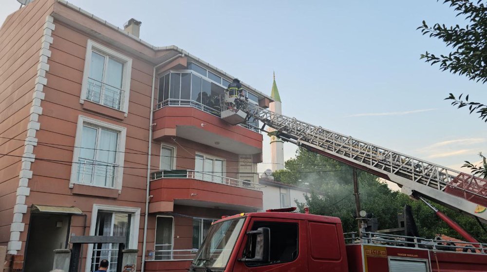 Edirne'de yangın! Binada mahsur kalan 1'i bebek 4 kişiyi itfaiye kurtardı